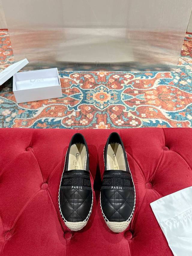 迪奥DIOR早春新款爆款渔夫鞋 简约大气时髦，耐看不过时，是时尚圈永不退潮的经典所在，复古的渔夫鞋。原版手工编织面，电绣工艺！特定布面 生胶大底。码数:35-3