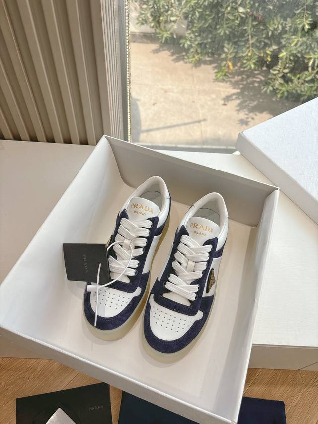 G036所见即所得prad代购级别普拉达春夏新品运动休闲德训鞋运动板鞋皮革运动鞋让整双鞋轻便舒适 鲜艳色彩 满足不同风格时髦人士的多种选择，每一个设计元素都踩在