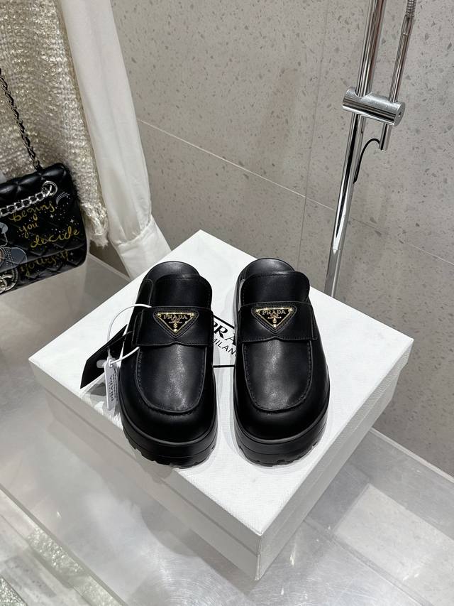 Prada 普拉达2025春夏新款厚底凉鞋 三角扣面包包头半拖鞋 最新走秀系列 经典升级 舒适度与时髦度并存 每个颜色搭配都好看，设计搭配不同风格需求鞋面：原版
