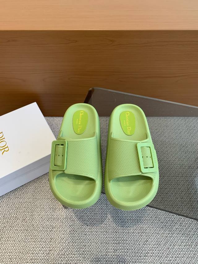 Dior 迪奥 2024ss 夏季新款 沙滩拖鞋 夏天到海边度假的最佳选择 这款最得意的设计就是垫脚磨砂面，区别于任何一款果冻鞋，碰水不会滑脚 下雨天或海边游玩
