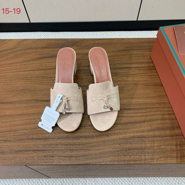Loro Piana 羊京中跟拖鞋。鞋面羊京，羊皮内里及垫脚。真皮中底，真皮包跟。进口真皮大底，跟高8cm。码数：34-42 34、40、41、42定制不退换