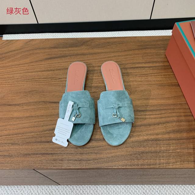 Loro Piana 羊京平底拖鞋。鞋面羊京，羊皮内里及垫脚。真皮中底，真皮包跟。进口真皮大底。码数：34-42 34、40、41、42定制不退换 批：