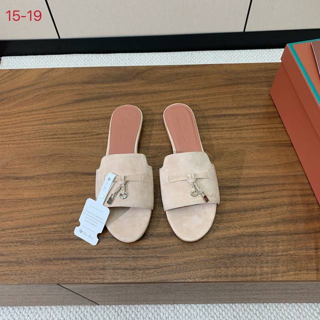 Loro Piana 羊京平底拖鞋。鞋面羊京，羊皮内里及垫脚。真皮中底，真皮包跟。进口真皮大底。码数：34-42 34、40、41、42定制不退换 批：