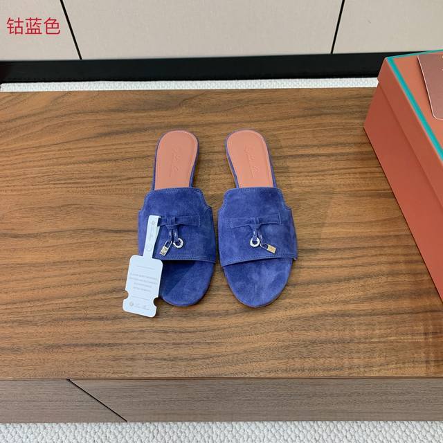 Loro Piana 羊京平底拖鞋。鞋面羊京，羊皮内里及垫脚。真皮中底，真皮包跟。进口真皮大底。码数：34-42 34、40、41、42定制不退换 批：