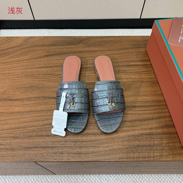 Loro Piana 石头纹平底拖鞋。鞋面石头纹牛皮，羊皮内里及垫脚。真皮中底，真皮包跟。进口真皮大底。码数：34-42 34、40、41、42定制不退换 批：