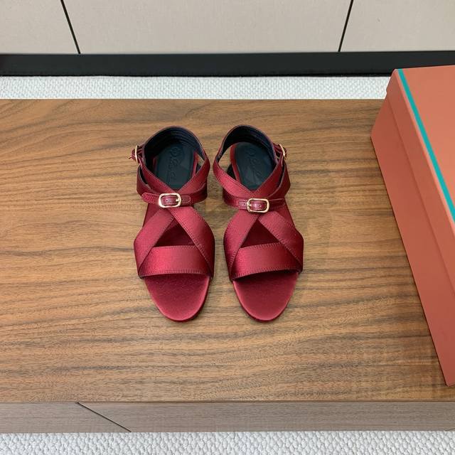 Loro Piana 新款凉鞋。极简主义风格。属于非常耐看的款式！鞋面真丝，羊皮内里，真皮大底码数：35-42 40、41、42 定制不退换 批：