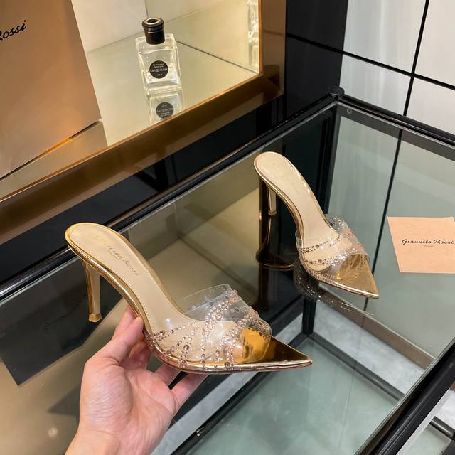 gianvito rossi 2025新款拖鞋原版开发顶级版本代购品质这双尖头高跟漆皮胶片烫施华洛奇钻拖鞋，简直是奢华与时尚的完美结晶！尖头设计优雅至极，尽显女