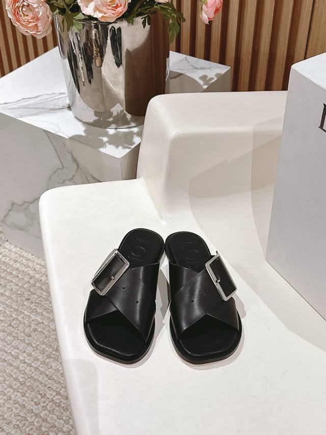 代购级 LOEWE 罗意威 25ss 春夏新品 交叉 方扣 拖鞋 疯狂种草简约设计感觉更干净优雅让你念念不忘 颜色也很耐看漂亮，上脚瞬间气质十足气场，简直无敌帅