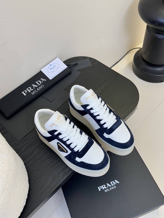 prad普拉达春夏新品运动休闲德训鞋运动板鞋皮革运动鞋让整双鞋轻便舒适 鲜艳色彩 满足不同风格时髦人士的多种选择，每一个设计元素都踩在时髦点上！面料：进口牛皮内