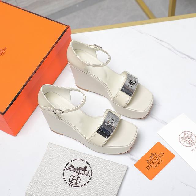 顶级Hermes 爱马仕坡跟水台凉鞋新款配色Oran凉鞋经典系列 独家原版开模，时尚又百搭 超级舒服 每个细节都做到极致 原版手掌纹 swift小牛皮 羊反绒，