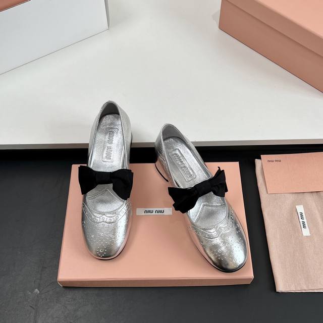 厂价 高版本！Miu Miu 缪缪 布洛克皮鞋 25 早春新品 专柜主打最新走秀款 蝴蝶结复古玛丽珍粗跟单鞋火爆上新！ 缪家高货 顶级工艺打造精品质感 无敌舒适