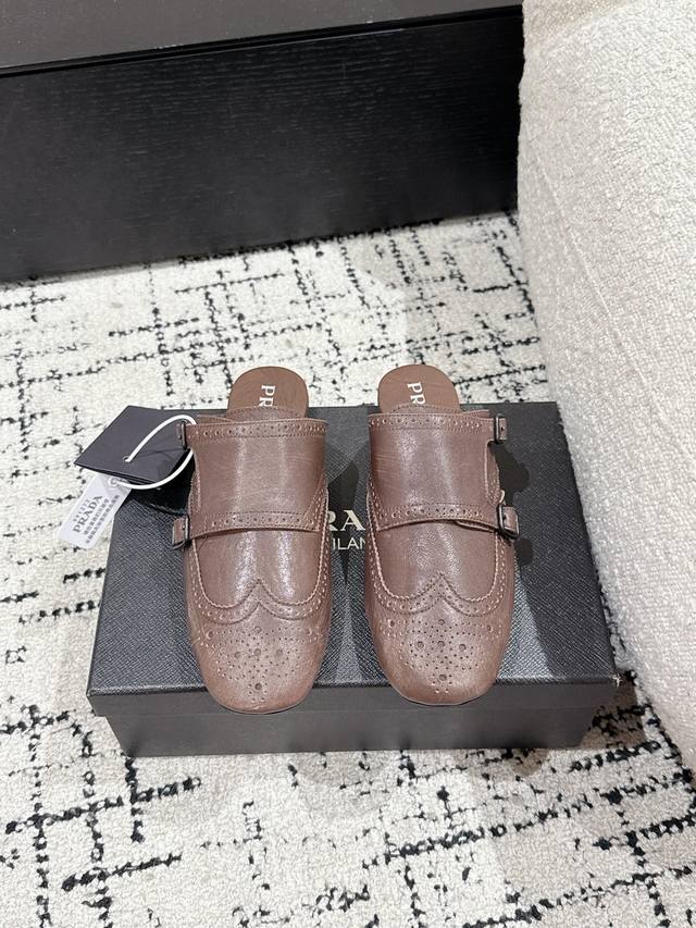 顶级版本Prada 普拉达 25 走秀款复古2扣拖鞋爆款！走秀款 复古感时髦满满 随意百搭 时尚休闲 独到味道，人人都爱也轻松驾驭 每年都会爆.足以征服你，穿上