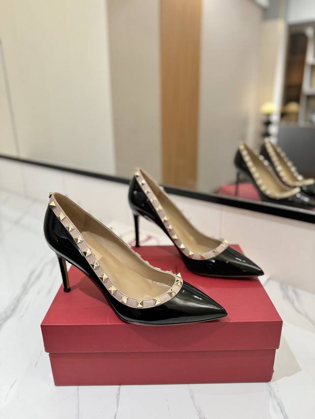 出厂价： Valentino 华伦天奴铆钉 VT经典单鞋，顶级复刻！侧身弧线完美，原版开模定制不生锈铆钉 特别有质感的五金衬托出满满的高级感，带给您正品级的脚感