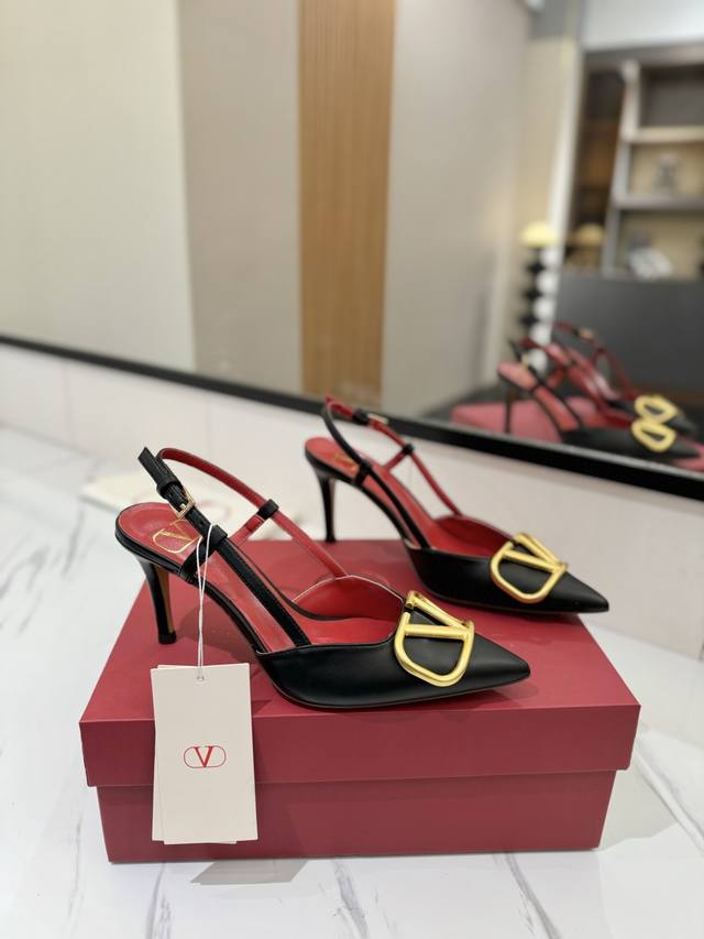 出厂价： Valentino 华伦天奴推出全新凉鞋系列，凉鞋鞋款尖头V扣凉鞋。上脚非常修脚型 重点是很好非常好驾驭 不磨脚不累脚 行走神器！ 金属VLOGO钻扣