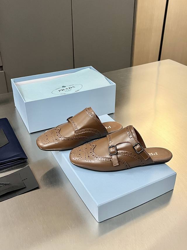 普拉达 Prada 2025春夏走秀款复古手工雕花皮雕扣平底鞋 时髦精的狂爱，走秀款整个鞋子采用原版1：1做旧工艺，鞋头采用复古镂空设计皮带扣点缀复古时髦感满满