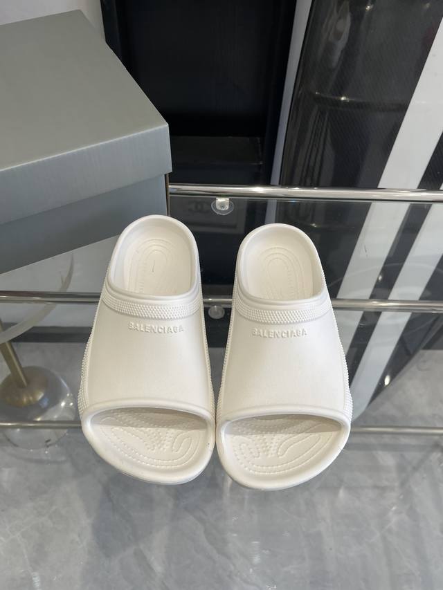 BALENCIAGE 巴黎世家 Pool Crocs 合作款厚底拖原版1:1还原，单码单模，大小合适，舒适度满满，后跟和原版一致有码标，所有鞋面颗粒感，鞋底纹路