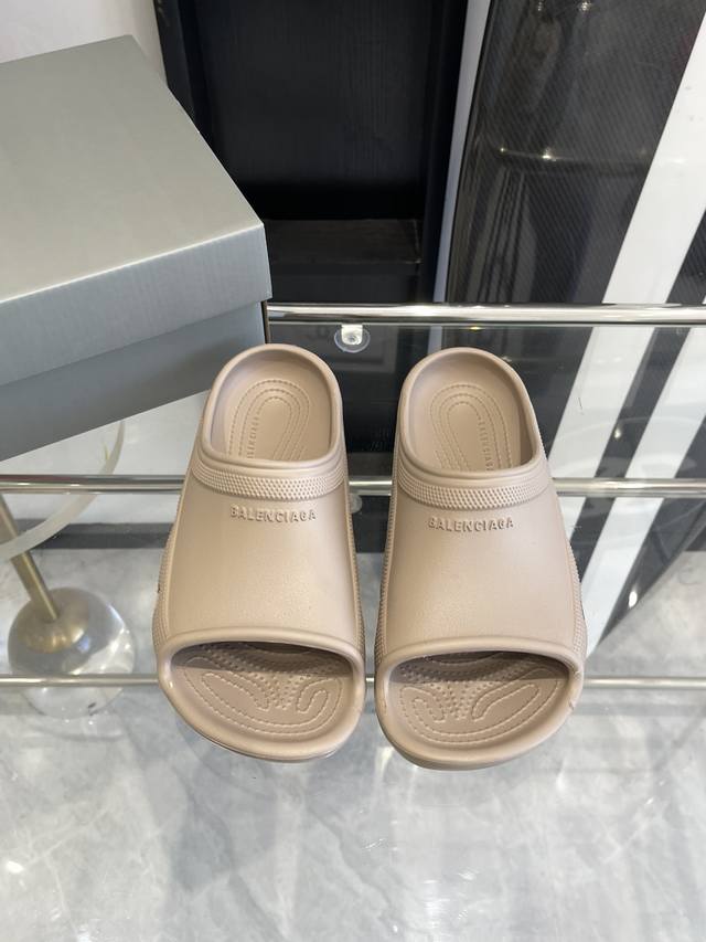 BALENCIAGE 巴黎世家 Pool Crocs 合作款厚底拖原版1:1还原，单码单模，大小合适，舒适度满满，后跟和原版一致有码标，所有鞋面颗粒感，鞋底纹路