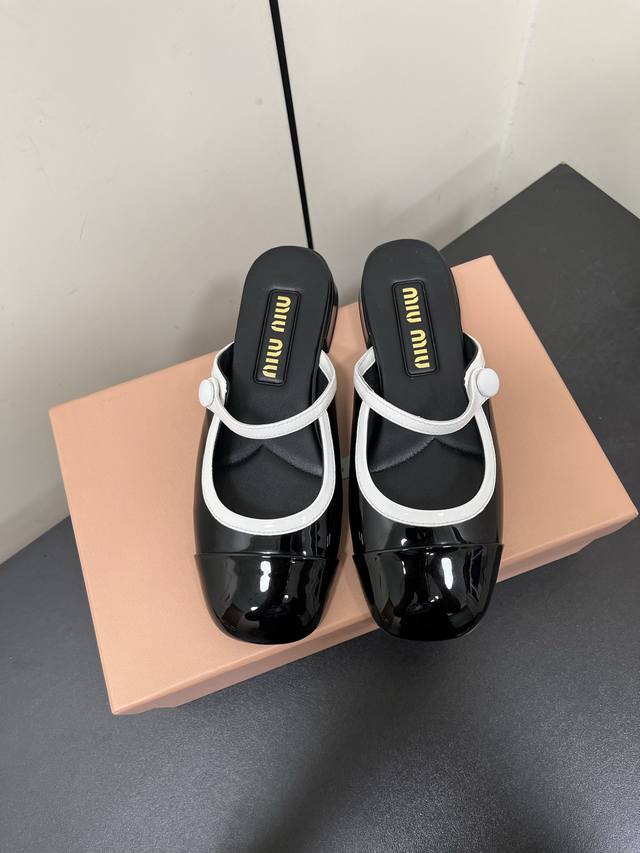 Miu Miu 缪缪 2025早春新品钮扣粗跟玛丽珍半拖穆勒鞋专柜主打最新走秀款 蝴蝶结复古玛丽珍粗跟单鞋火爆上新！ 缪家高货 顶级工艺打造精品质感 无敌舒适
