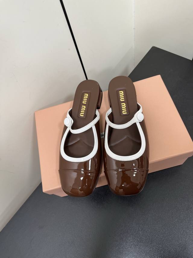 Miu Miu 缪缪 2025早春新品钮扣粗跟玛丽珍半拖穆勒鞋专柜主打最新走秀款 蝴蝶结复古玛丽珍粗跟单鞋火爆上新！ 缪家高货 顶级工艺打造精品质感 无敌舒适