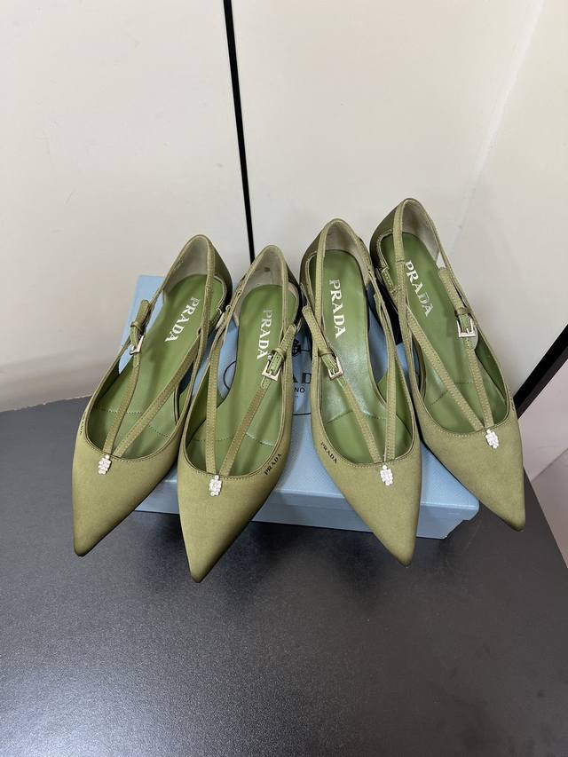 Prada 25ss 早春新款绝美尖头跟鞋 时尚界久违的极简之美经典时尚配色 毫不费力的优雅风来袭 时髦 精致 绝美 包头尖头 开边珠外穿时尚气质简约新款日常拖