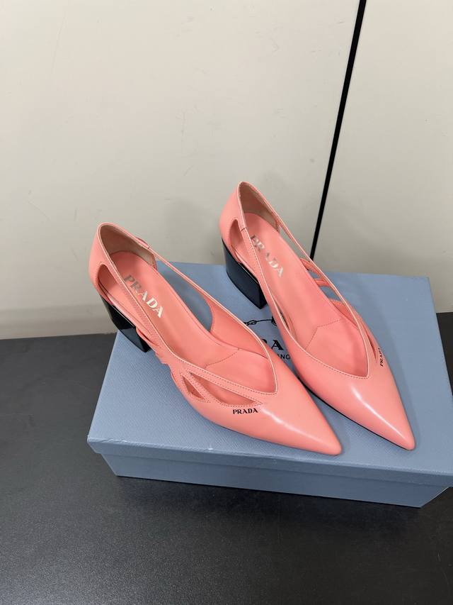 Prada 25ss 早春新款绝美尖头跟鞋 时尚界久违的极简之美经典时尚配色 毫不费力的优雅风来袭 时髦 精致 绝美 包头尖头 开边珠外穿时尚气质简约新款日常拖