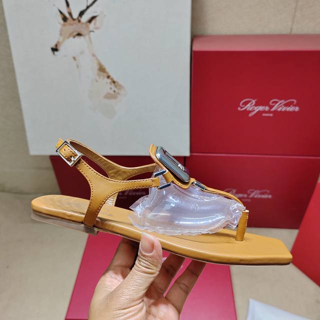 专柜新款夹脚凉鞋钻扣系列奢华上新鞋面：原版定制漆皮面配原版开模定制钻扣饰扣 内里：特定柔软羊皮里大底：原版开模定制意大利真皮大底，跟高：平底鞋码: 35-39