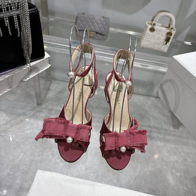出厂 流苏织带女鞋 Dior 迪奥 2024春夏走秀新款Adiorble女鞋 CD明星同款时尚流苏蝴蝶结方头珍珠字母logo五金扣高跟中空凉鞋 市面顶级高端版本
