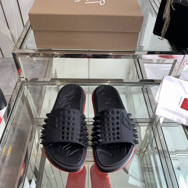Christian Loubouti 2024ss 新品 CL 路铂廷新款夏日铆钉 时尚百搭超酷一字拖 大底采用 进口环保 EVA 发泡和进口鞋面组合，标志性的