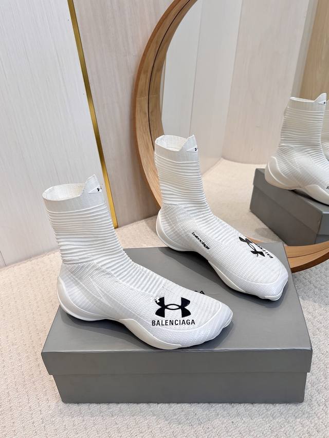 批￥女 男 Balenciaga X Under Armour 安德玛联名 情侣款 飞驶运动鞋休闲鞋这款飞织运动鞋是巴黎世家和安德玛强强联合，运动品牌和时尚产品