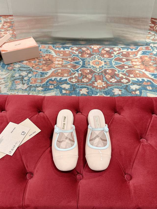 Miu Miu 缪缪 25 早春新品 专柜主打最新走秀款 珍珠扣复古玛丽珍粗跟单鞋缪家高货 顶级工艺打造精品质感 无敌舒适 绝对是一见钟情款！时尚百搭，人手必备