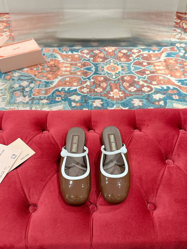 Miu Miu 缪缪 25 早春新品 专柜主打最新走秀款 珍珠扣复古玛丽珍粗跟单鞋缪家高货 顶级工艺打造精品质感 无敌舒适 绝对是一见钟情款！时尚百搭，人手必备