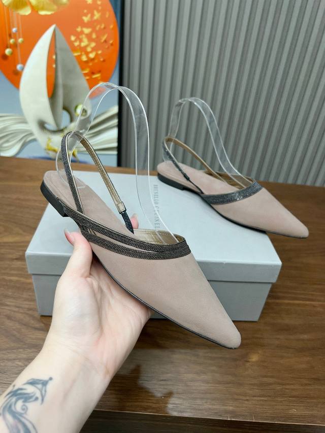 BrunelloCucinelli 。时尚高跟凉鞋上新款了。面料：进口羊绒。内里羊皮，纯铜珠链，上脚美观大方，百分百原版开发。原版包装，码数35 －42。35