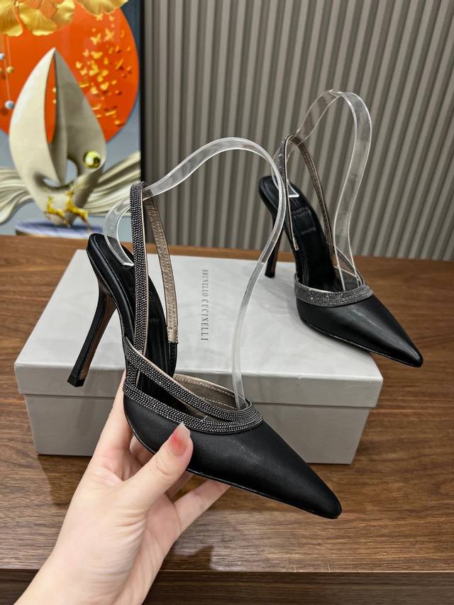 BrunelloCucinelli 。时尚高跟凉鞋上新款了。面料：进口羊绒。内里羊皮，纯铜珠链，上脚美观大方，百分百原版开发。原版包装，码数35 －42。35