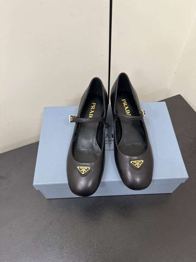 PRADA 25ss 普拉达秋冬新品 实力来袭 中跟玛丽珍粗跟单鞋 芭蕾舞鞋超级爆系列爆品，各大网红明星乔欣，程潇，同款圆头三角扣 玛丽珍单鞋 ！时髦百搭nic