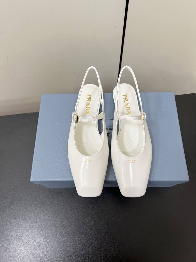 PRADA 普拉达 25ss 春夏新款 平跟方头后空凉鞋单鞋简单的设计大概就是它最让人喜欢的点 不是烂大街的那种 很有自己的品牌个性面料：进口小牛漆皮 内里：进