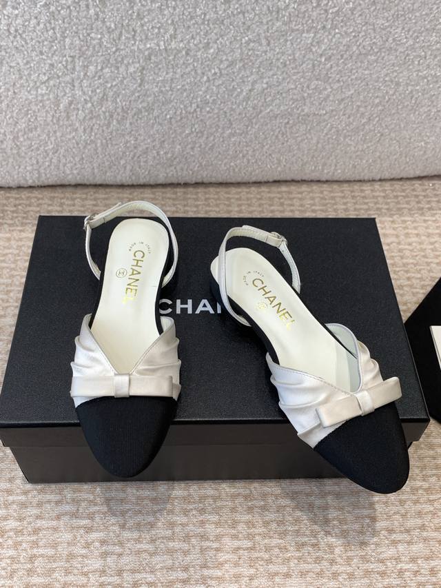 Chanel 小香 25ss早春新品 缎面蝴蝶结凉鞋系列法式风情 真是美到心尖尖上啦！ 优雅又浪漫的仙女应该就是这样吧极简的配色加上绸缎蝴蝶结深入人心 无论搭配