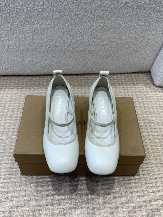 LEMAIRE 25ss绝美芭蕾舞鞋 上脚真的超级舒适 低调简约又不失高级 随意慵懒 小鸡黄色也好看平底 小羊皮 玛丽珍 超舒服 Lemaire 来自法国巴黎