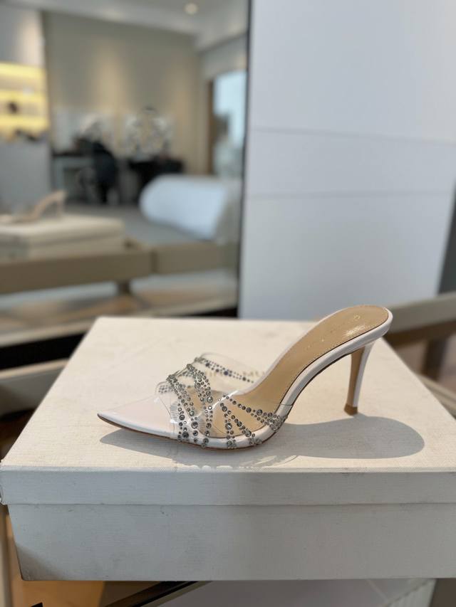 {半拖烫钻} 吉安维托 罗西 Gianvito rossi Eiko Stiletto，轻松移动。这款 Gianvito Rossi 拖鞋采用配有精致的烫钻，可