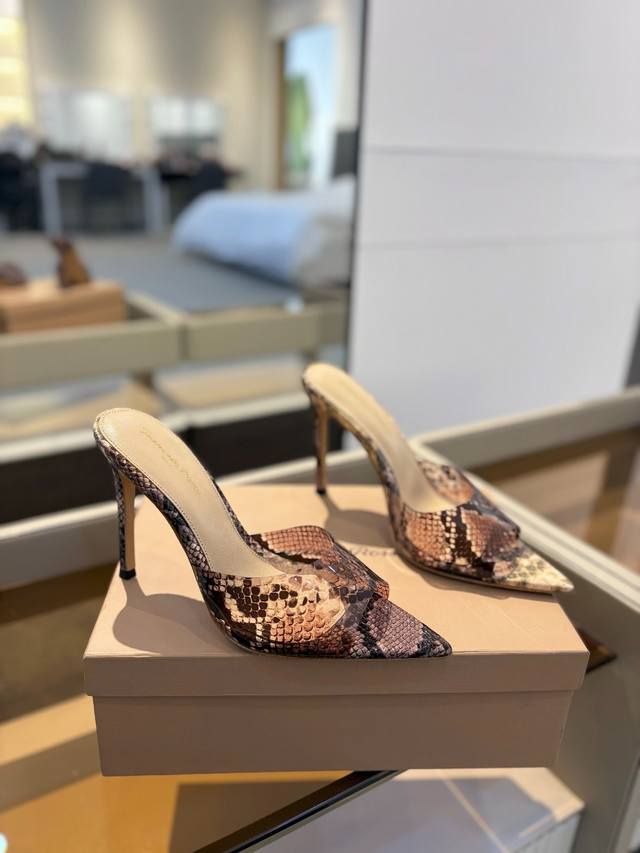 {半拖} 吉安维托 罗西 Gianvito rossi Eiko Stiletto，轻松移动。这款 Gianvito Rossi 拖鞋采用配有精致的胶片，可抚摸