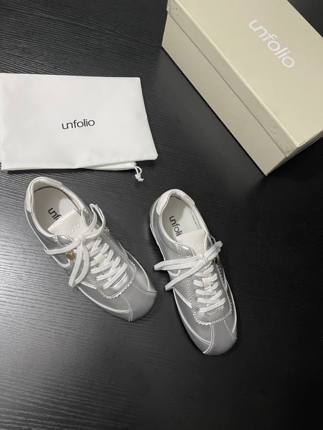 Unfolio 新品网面拼接设计，透气又轻盈。简约系带造型，随性中透着精致 。无论是运动风穿搭还是休闲造型，都能轻松适配，让你轻松走在潮流前沿。鞋面牛麂皮 牛皮