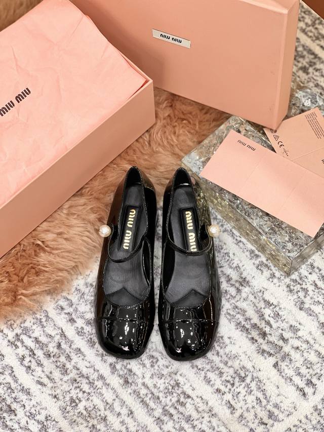 Miu Miu 缪缪 25 早春新品 专柜主打最新走秀款 珍珠扣复古玛丽珍粗跟单鞋火爆上新！ 缪家高货 顶级工艺打造精品质感 超级减龄鞋面：顶级头层小牛漆皮 内