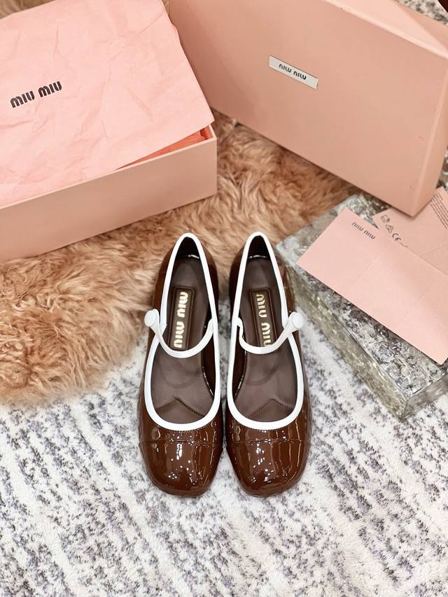 Miu Miu 缪缪 25 早春新品 专柜主打最新走秀款 珍珠扣复古玛丽珍粗跟单鞋火爆上新！ 缪家高货 顶级工艺打造精品质感 无敌舒适的巨减龄轻奢女鞋鞋面：顶级