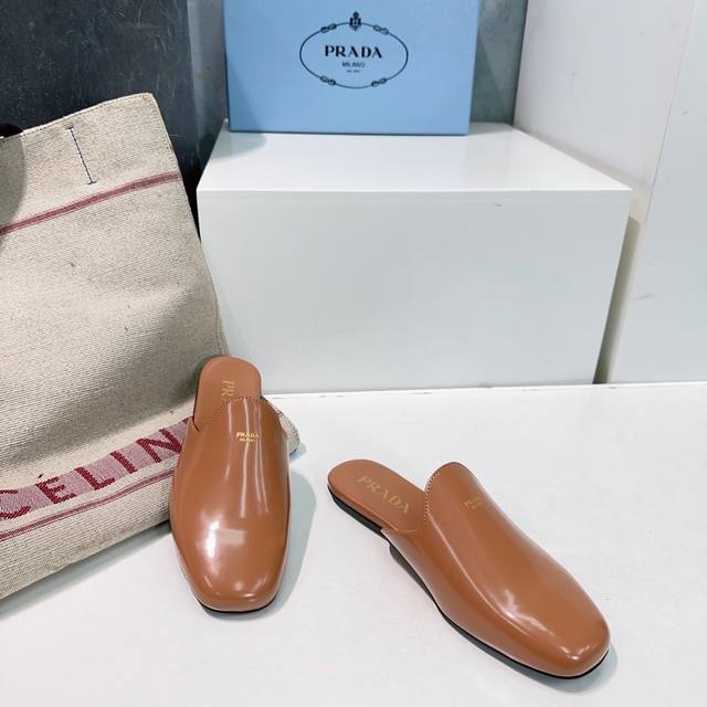 高品质出厂 ！顶级品质PRADA普拉达25春夏走秀新款平底方头包头半拖简单的设计大概就是它最让人喜欢的点 不是烂大街的那种 很有自己的品牌个性！上脚美爆好看又时