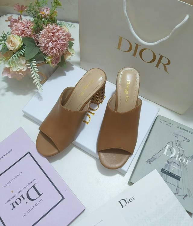 出厂价皮底 ，橡胶190 Sun 凉鞋春季成衣系列的新款单品，来自 Dioriviera 限定系列，兼具高订风格和休闲气质。不对称白色牛皮革鞋面搭配可调节的扣带