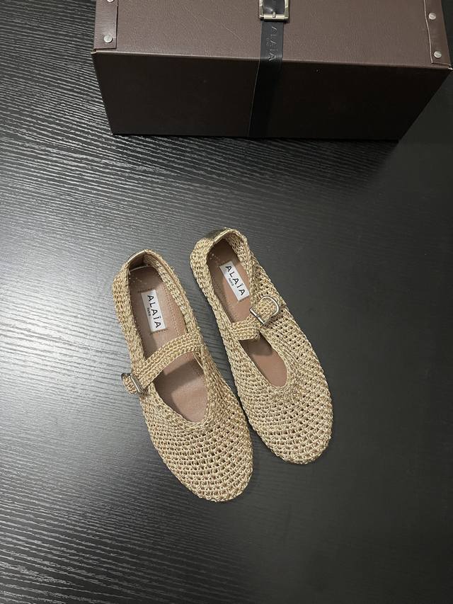 ALAA玛丽珍鞋 将复古与自然完美交织。独特的编织纹理，充满夏日氛围感，金属扣带设计增添利落感，既有着田园的清新，又不失都市的精致。无论是漫步度假小镇，还是穿梭