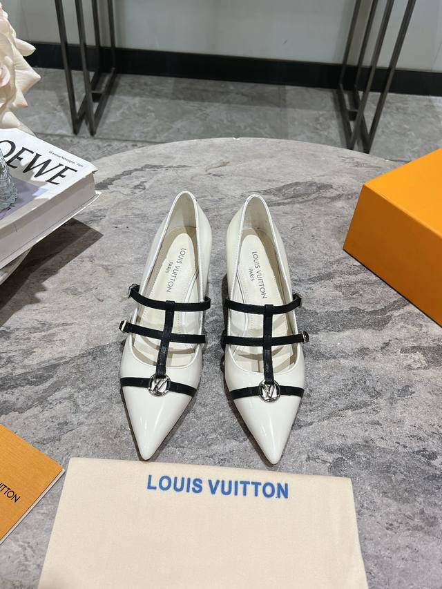 LV 驴牌春夏玛丽珍时装小猫跟尖头鞋 春夏秀场出镜率最高的一款单品 超多名模上脚 简约大方非常百搭 鞋面采用原版牛皮； 全皮包裸纯手工缝纫鞋面，LV彩色老花标识