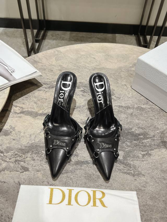 迪奥Dior 早春新款 尖头慕勒拖女拖鞋 明星同宽CD字母logo高跟凉鞋 市面顶级高端版本 材质：鞋面采用进口混种羊皮+水染羊皮内里 垫脚意大利真皮大底 跟高