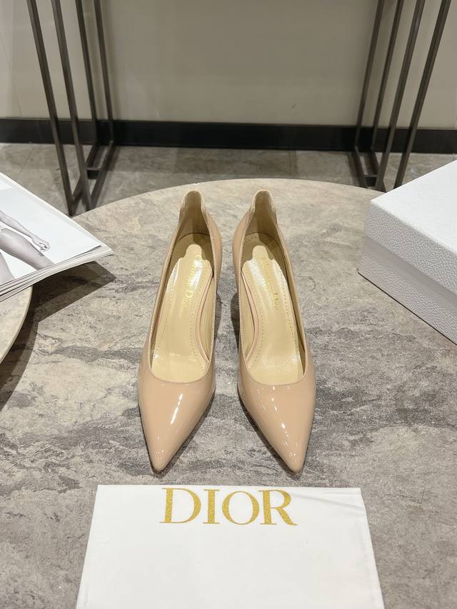 迪奥 Dior 25SS春夏系列尖头单鞋 市场顶级版，欢迎来看版对比材质：原版漆皮面料+羊皮内里+意大利真皮大底+纯铜五金扣。码数：标准码35-39码 跟高7.