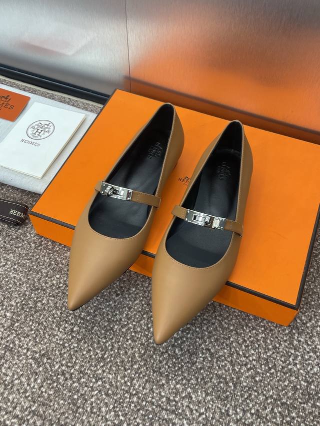工厂价 爱马仕 Hermes 2025春夏新款 Kelly扣 Kiara 拼色平底女鞋 H家尖头时尚百搭单鞋材质：进口小牛皮 进口羊猄皮+水染羊皮内里+意大利真