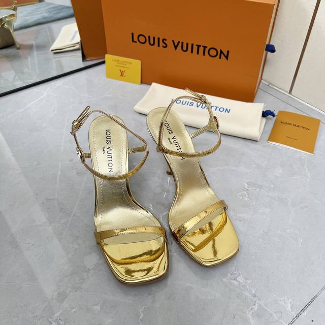 工厂价 LOUIS VUITTON 路易威登 新款一字带凉鞋鞋面：漆皮内里：羊皮 鞋底：意大利真皮大底 跟高：9.5cm码数：35-42